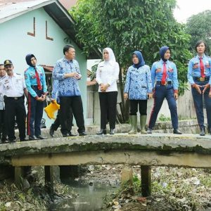 Wawako Palembang Pantau Langsung Pembersihan Sungai Serengam
