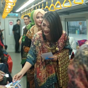 Sosialisasikan KUE, KAI gelar Fashion Show di dalam LRT