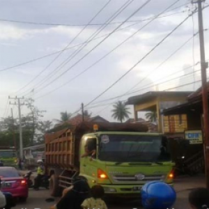 Warga Kembali Hadang Truk Material Lalui  Jembatan kayu Agung