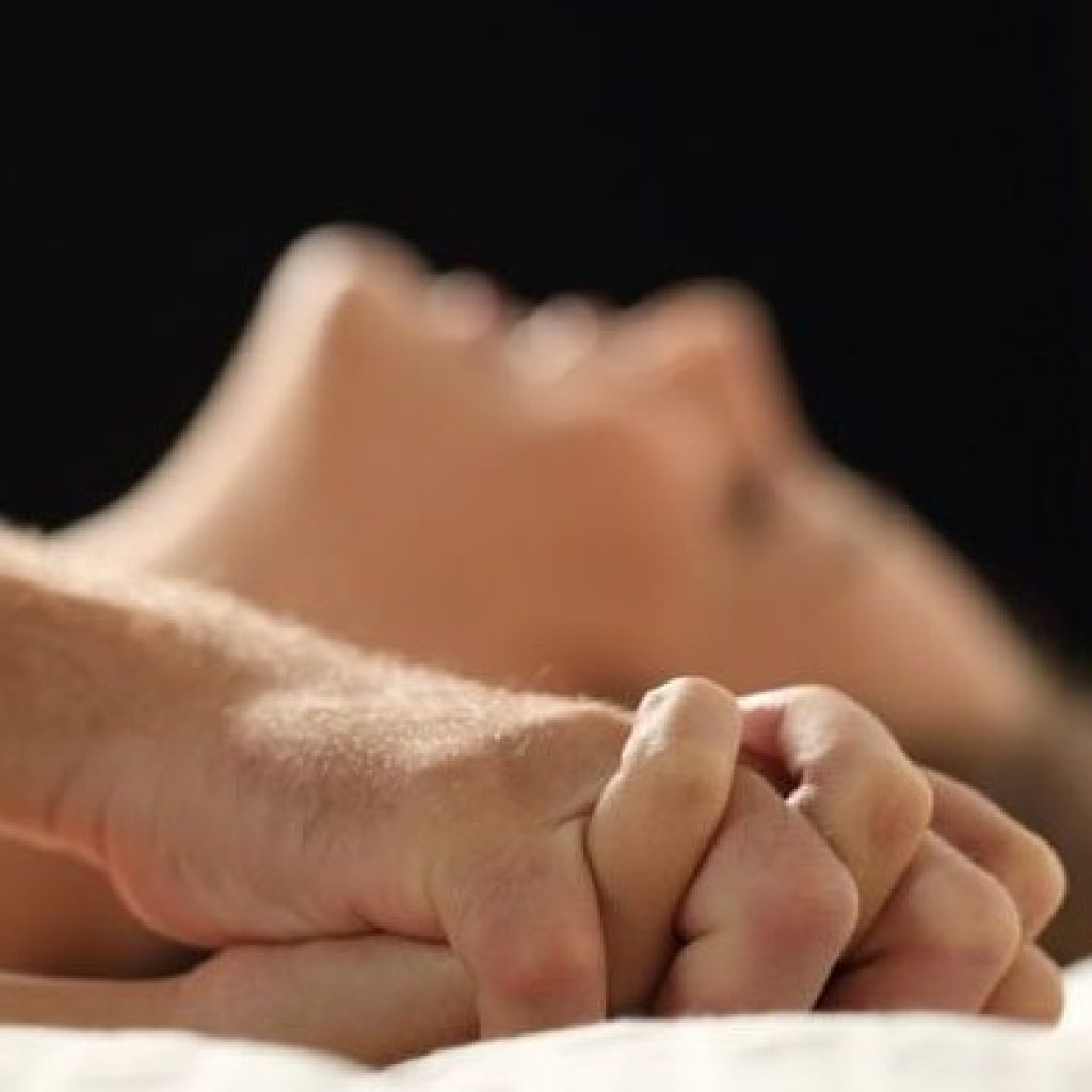 Ternyata Banyak Pria dan Wanita Bayangkan Orang Lain saat Bercinta