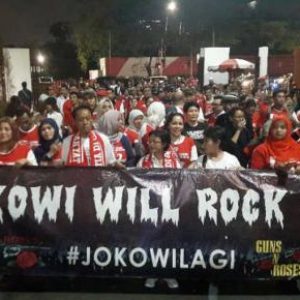 Ada Spanduk ‘Jokowi Will Rock U’ di Konser Guns N’ Roses GBK