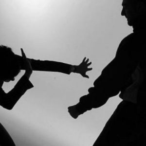 Bersenggolan di WC, Wanita Ini di Hajar Hingga Bola Matanya Berdarah…