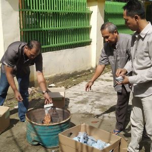 Belasan e-KTP di Muara Enim Dimusnahkan
