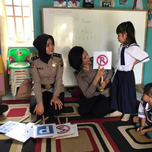 Begini Jadinya Jika Dua Polwan Cantik Mendadak Menjadi Guru Paud