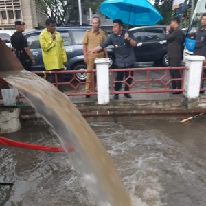 Palembang Dikepung Banjir, Deru dan Mawardi Langsung Cek Lokasi