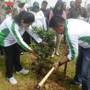 Lestarikan Alam, Gubernur Imbau Siswa dan Calon Pengantin Tanam Pohon