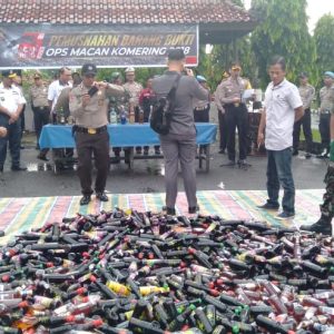 Polres OKI Musnahkan Ribuan Botol Miras