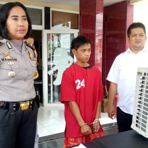 Sepi Penumpang, Penarik Becak Maling AC di Ruko Bekas Hotel