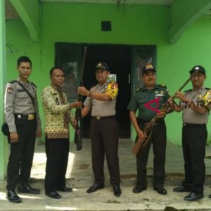 Warga Nibung Serahkan Dua Senpira ke Polisi