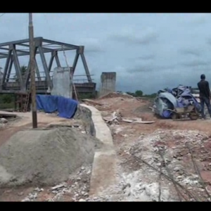 Tiga Tahun Tak Kunjung Rampung, Warga Keluhkan Pembangunan Jembatan KTM Sungai Rambutan