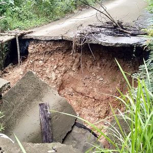 Jalan Menuju Sekolah Putus, Siswa SDN 27 Muara Enim Harus Jalan Kaki Sejauh 1 Km