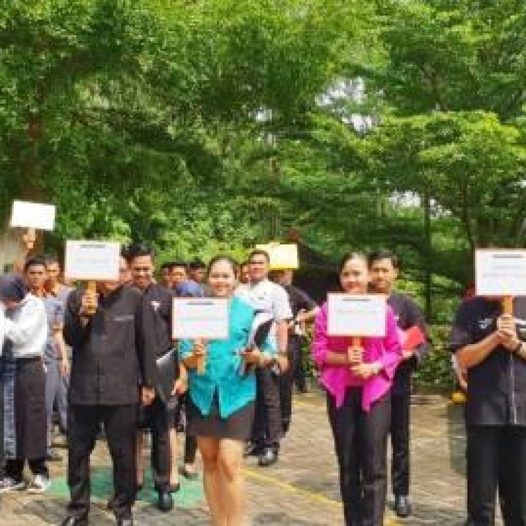 Karyawan Hotel Harper Purwakarta Dibekali Pelatihan Fire Fighting