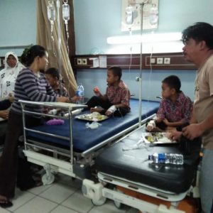 Diduga Keracunan Makanan, Delapan Siswa SD 6 Merapi Timur Dilarikan ke RS HM Rabain Muara Enim