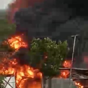 Api Membumbung Tinggi Membakar Bengkel Tempat Penyimpanan BBM di Kertapati