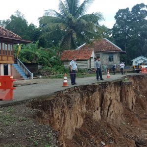 Dishub Pasang Rambu, Dinas PUPR Segera Bangun Konstruksi Darurat