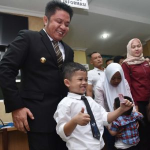 Cucu Gubernur Sumsel,  Danis dan Deka Sudah Punya Kartu Identitas Anak