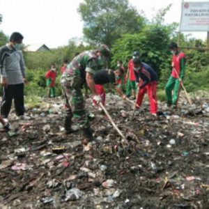 TNI Ajak Warga Bersihkan Gunungan Sampah di Desa Menang Raya