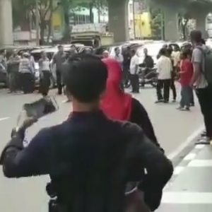 Protes Larangan Parkir, Ratusan Pedagang Sudirman Blokade Jalan