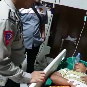 Dihantam Hilux, Sopir Carry Patah Kaki