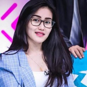 Kaget Kakinya Dipegang, Ayu Ting Ting Tendang Andhika Kangen Band