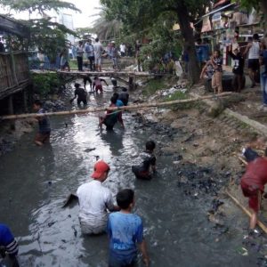 Warga Indramayu Berburu Uang di Sungai