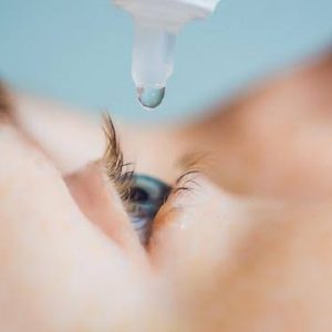 Salah Resep, Wanita Ini Justru Oleskan Obat Kuat di Matanya