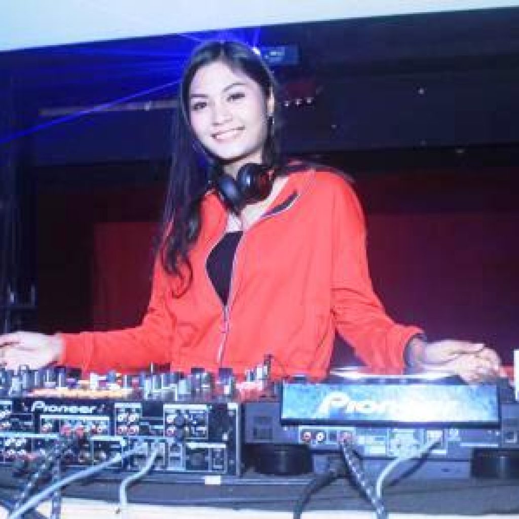 Nabila Hillary Hibur Pengujung Center Stage