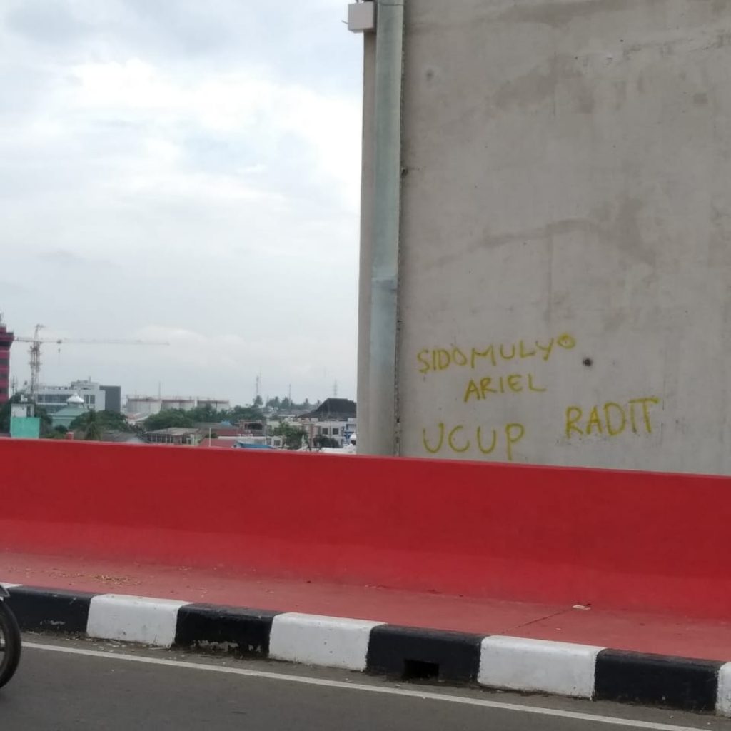 Kumuh Sampah dan Vandalisme memenuhi Jembatan Musi 4