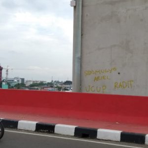 Kumuh Sampah dan Vandalisme memenuhi Jembatan Musi 4