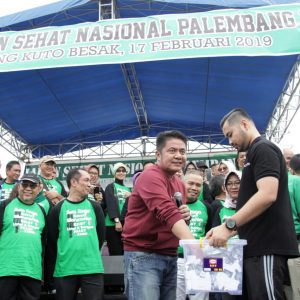 Herma Lina Menangis Haru Dapat Rumah dari Herman Deru