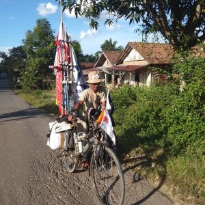 Edi Ismunir, Asal Kikim Lahat Nekat Keliling Indonesia, Untuk Pecahkan Rekor Muri.