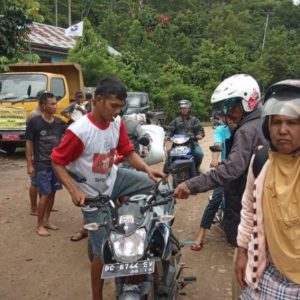 Berkah Jalan Longsor, Jasa Penyembrangan Kendaraan Laris