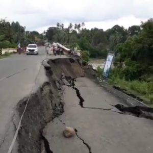 Akibat Curah Hujan Tinggi Jalan Lintas Tengah Lahat Ambles