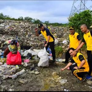 Peduli Lingkungan, Polres Lahat Ajak Anggota Bersih Bersih Sampah