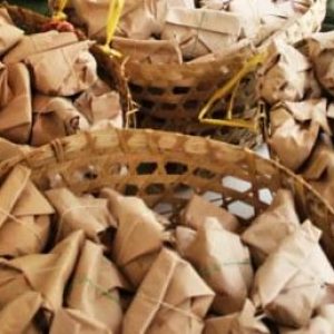 Jelang Debat, Pendukung Jokowi-Maruf Berebut Nasi Bungkus