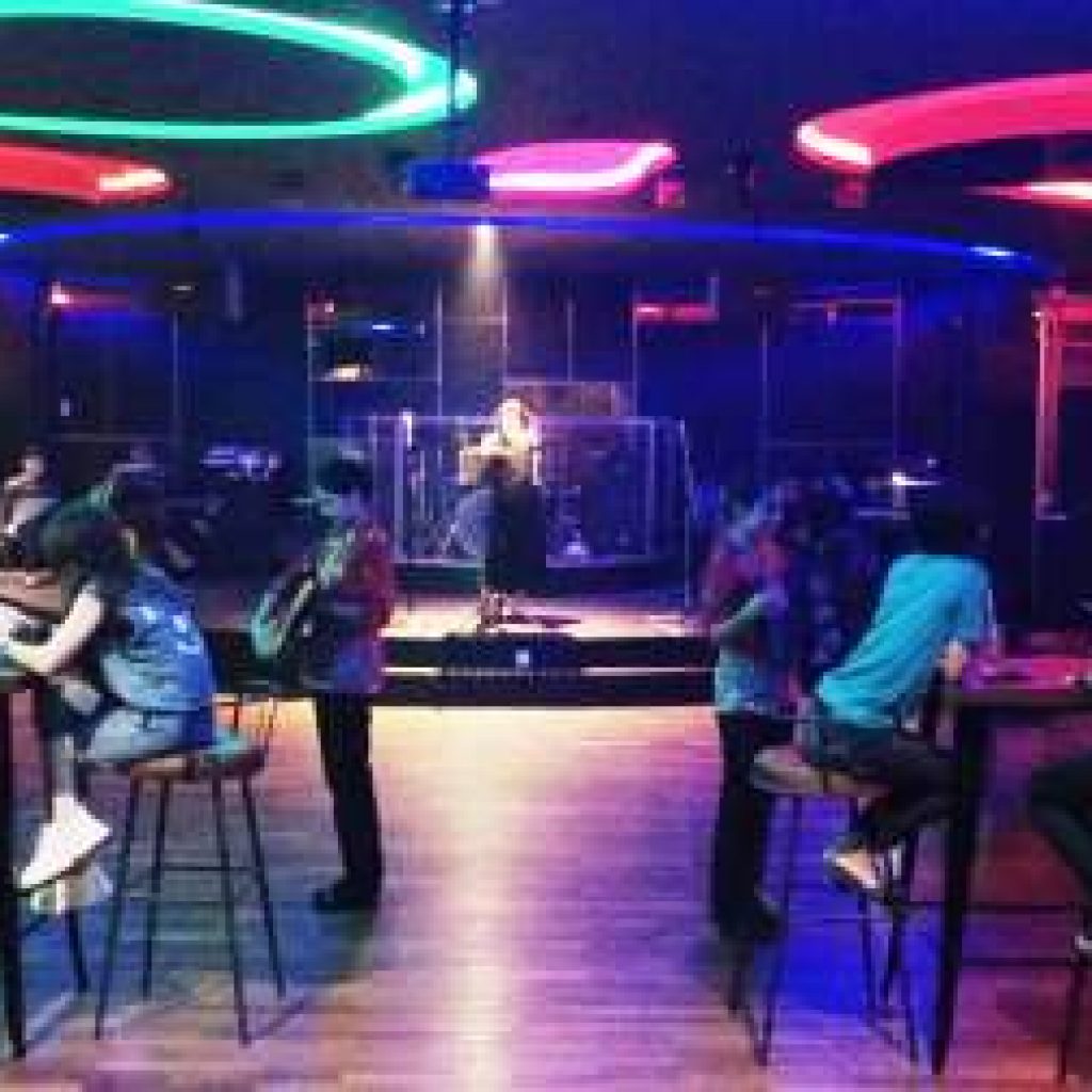 Ingin Nikmati Lagu Jadoel, Tongkrongin Kafe Selebriti  