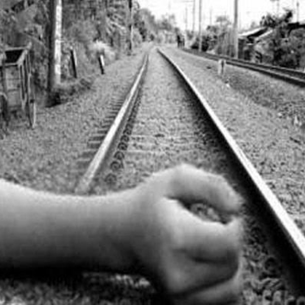 Diduga Tak Dengar Suara Kereta Api Melintas, Kakek Imron Disambar Kereta.