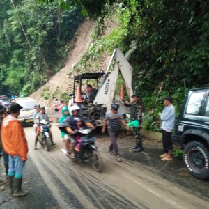 Personel Kodim 0405/Lahat Bantu Warga Bersihkan Material Tanah Longsor