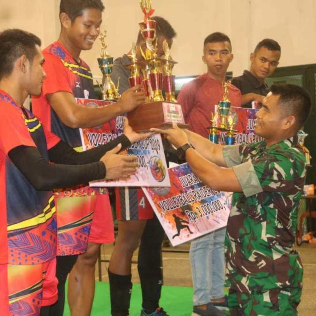 Danyonif Raider 200/BN Apresiasi Pemenang Turnamen Volley Ball