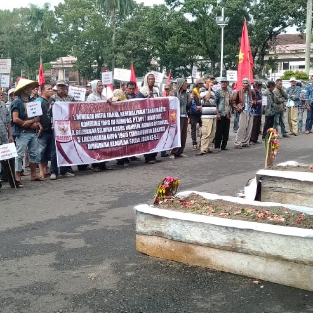 Datangi Kantor Gubernur Sumsel, Masyarakat Komering Bawa Kuburan