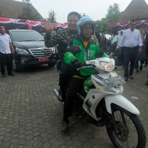 Hindari  Macet Herman Deru Gunakan Jasa Ojek Online