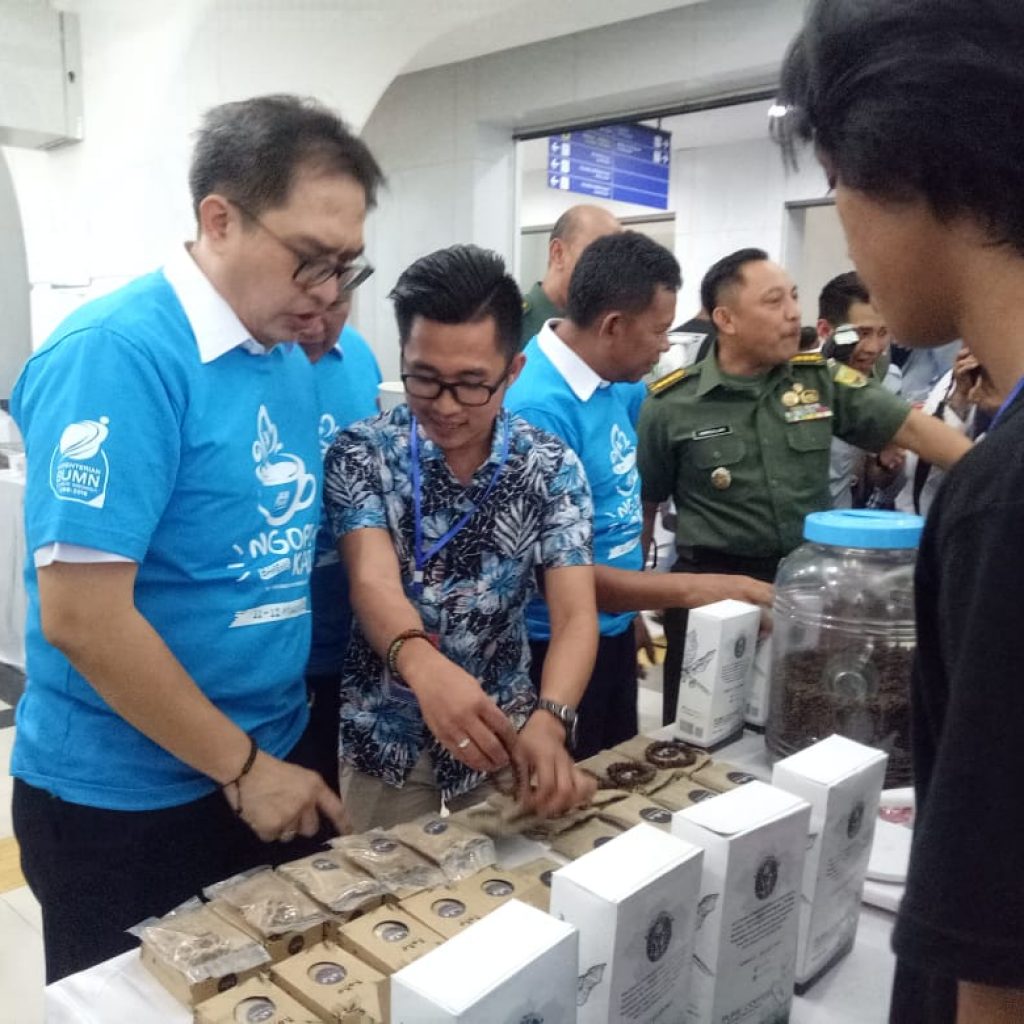 Tingkatkan Pelayanan Bagi Penumpang, PT KAI Berikan Kopi Gratis di Stasiun LRT