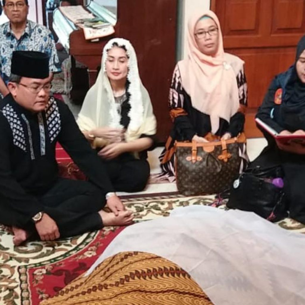 Dari Belanda, Bupati Dodi Reza Langsung Menuju Rumah Duka Nazaruddin Kiemas