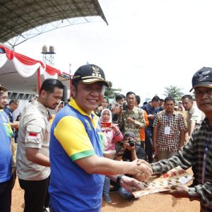 Kunker ke Muara Enim, Herman Deru Bagikan 2.177 Sertifikat ke Warga