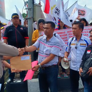 Dinilai Langgar  UU Lingkungan Hidup, Puluhan Massa Laporkan PTSB ke Mapolda Sumsel