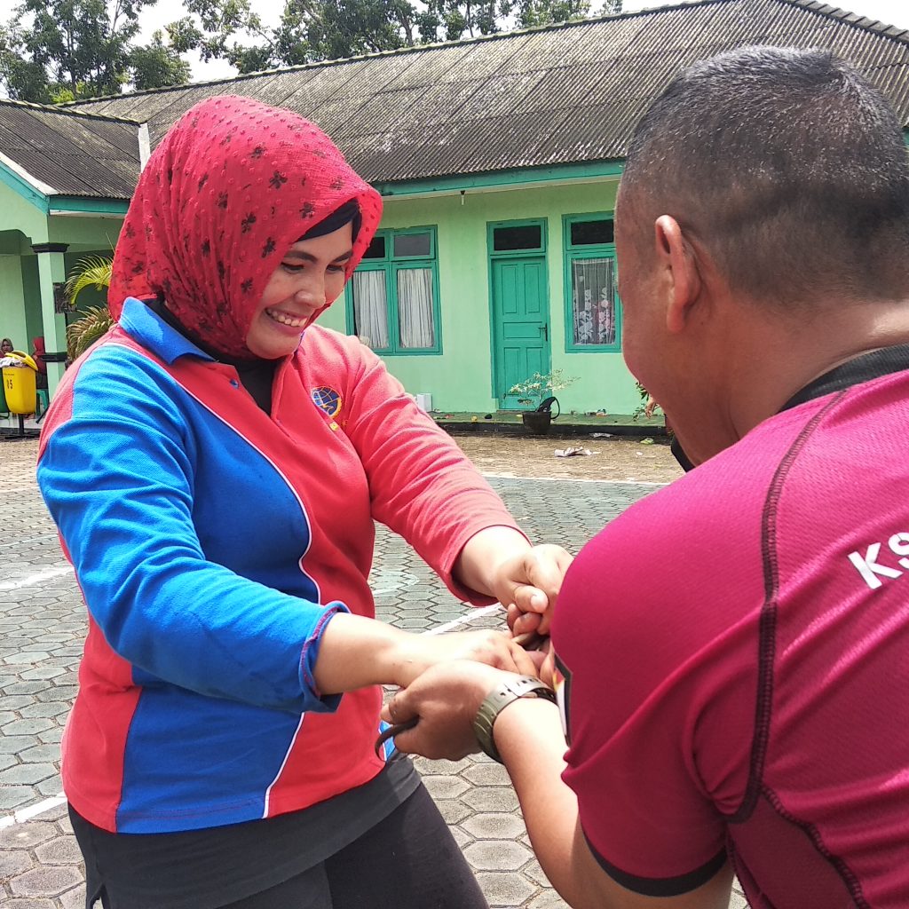 Baru Pertama Kali Pegang Belut, Ibu-ibu Persit Raider Kesulitan Tangkap Belut