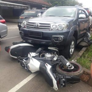 Ngantuk, Mobil Tabrak Tiga Motor