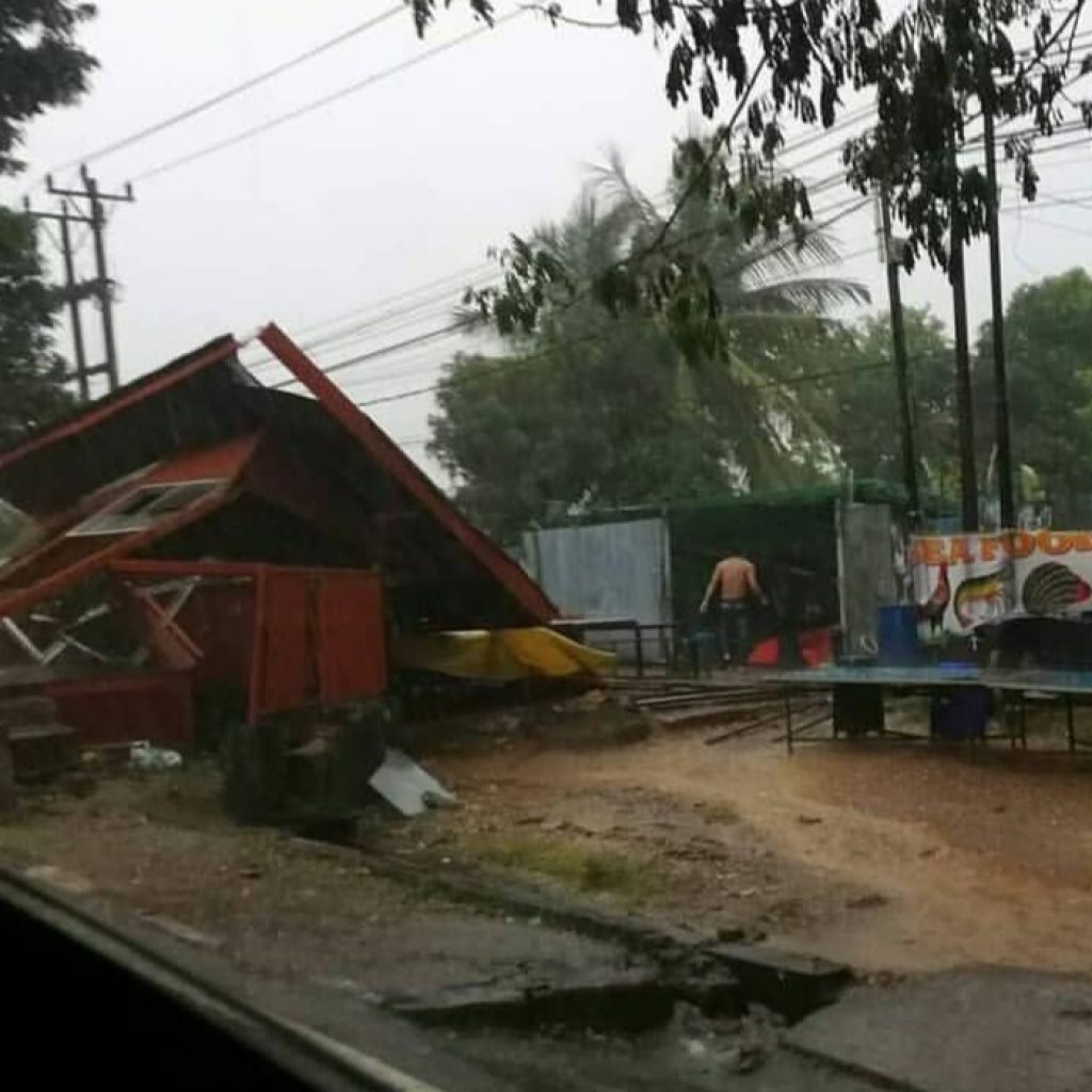 Diterpa Angin Kencang, Halte Transmusi Basuki Rahmat Ambruk