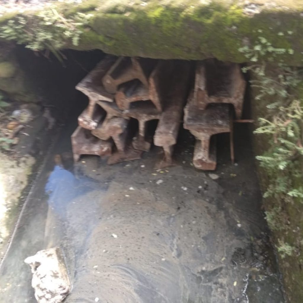 Warga Lahat dikejutkan Penemuan Potongan Rel Penahan Balas tersimpan Selokan Parit