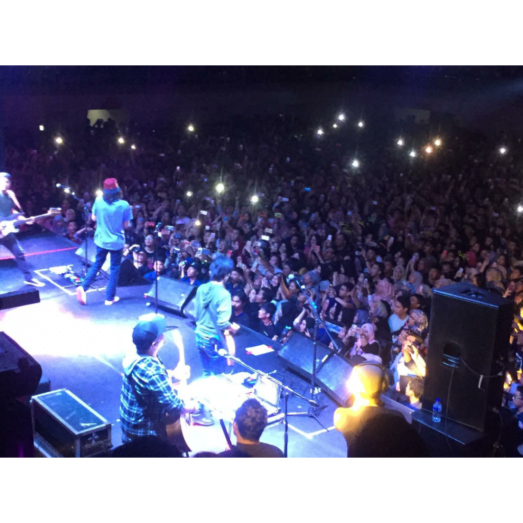 Penonton Palembang Terhipnotis Penampilan Sheila On 7